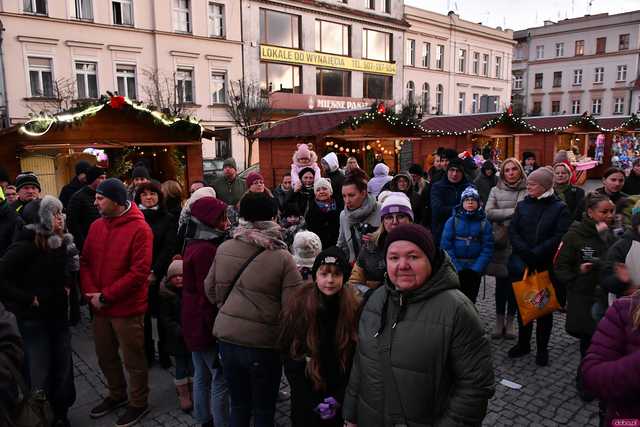 [WIDEO/FOTO] Występy, świąteczne ozdoby i stoiska. Ruszył Jarmark Bożonarodzeniowy w Świebodzicach