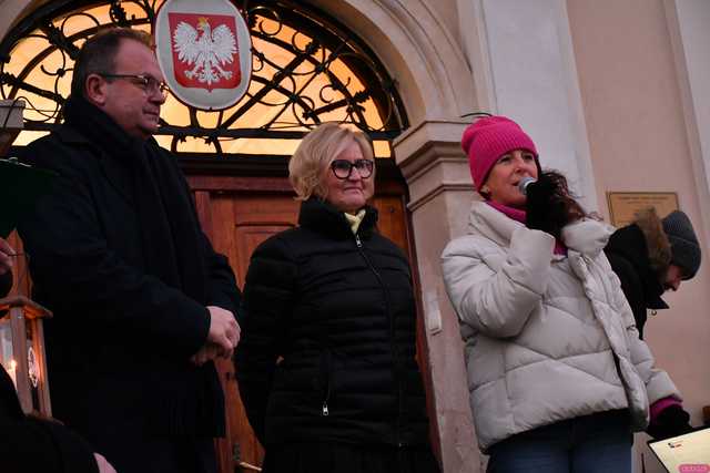 [WIDEO/FOTO] Występy, świąteczne ozdoby i stoiska. Ruszył Jarmark Bożonarodzeniowy w Świebodzicach