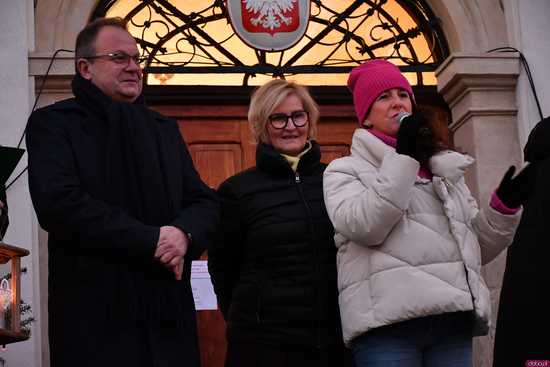 [WIDEO/FOTO] Występy, świąteczne ozdoby i stoiska. Ruszył Jarmark Bożonarodzeniowy w Świebodzicach