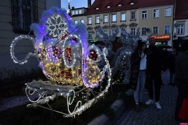 [WIDEO/FOTO] Występy, świąteczne ozdoby i stoiska. Ruszył Jarmark Bożonarodzeniowy w Świebodzicach