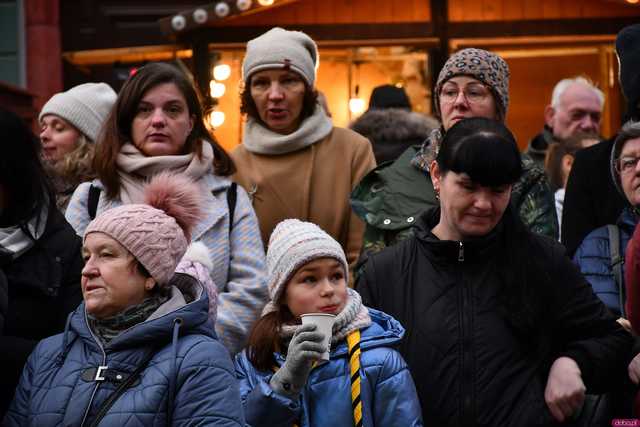 [FOTO] Wizyta św. Mikołaja, wspólne kolędowanie i życzenia. Wigilia Wszystkich Świdniczan zgromadziła mieszkańców na rynku