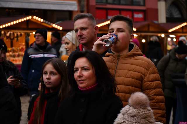 [FOTO] Wizyta św. Mikołaja, wspólne kolędowanie i życzenia. Wigilia Wszystkich Świdniczan zgromadziła mieszkańców na rynku