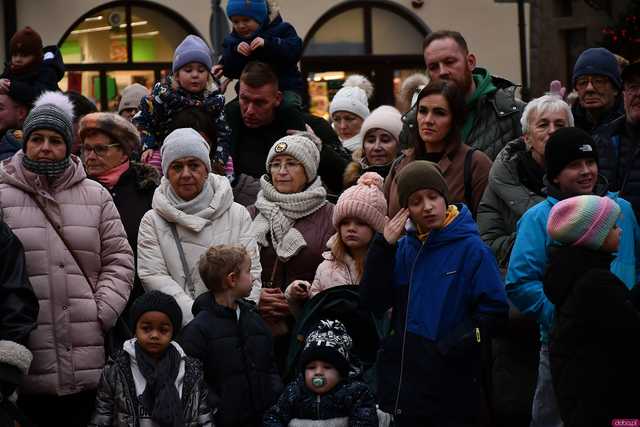 [FOTO] Wizyta św. Mikołaja, wspólne kolędowanie i życzenia. Wigilia Wszystkich Świdniczan zgromadziła mieszkańców na rynku