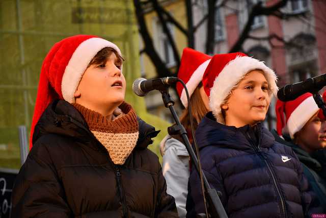 [FOTO] Wizyta św. Mikołaja, wspólne kolędowanie i życzenia. Wigilia Wszystkich Świdniczan zgromadziła mieszkańców na rynku