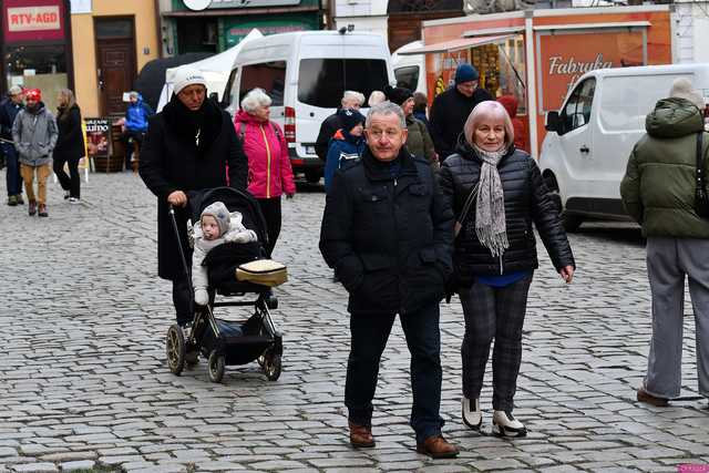 [FOTO] Wizyta św. Mikołaja, wspólne kolędowanie i życzenia. Wigilia Wszystkich Świdniczan zgromadziła mieszkańców na rynku