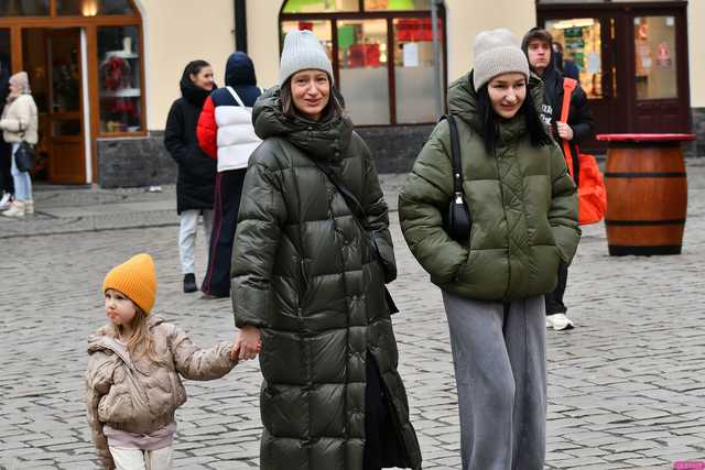 [FOTO] Wizyta św. Mikołaja, wspólne kolędowanie i życzenia. Wigilia Wszystkich Świdniczan zgromadziła mieszkańców na rynku