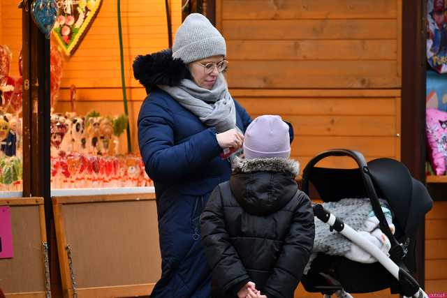 [FOTO] Wizyta św. Mikołaja, wspólne kolędowanie i życzenia. Wigilia Wszystkich Świdniczan zgromadziła mieszkańców na rynku