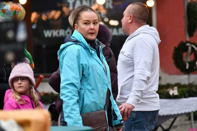 [FOTO] Wizyta św. Mikołaja, wspólne kolędowanie i życzenia. Wigilia Wszystkich Świdniczan zgromadziła mieszkańców na rynku