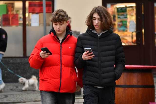 [FOTO] Wizyta św. Mikołaja, wspólne kolędowanie i życzenia. Wigilia Wszystkich Świdniczan zgromadziła mieszkańców na rynku