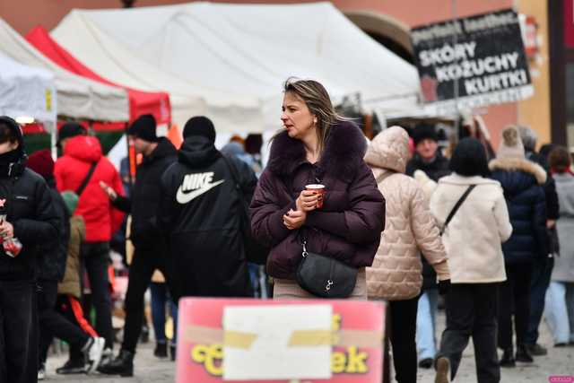 [FOTO] Wizyta św. Mikołaja, wspólne kolędowanie i życzenia. Wigilia Wszystkich Świdniczan zgromadziła mieszkańców na rynku