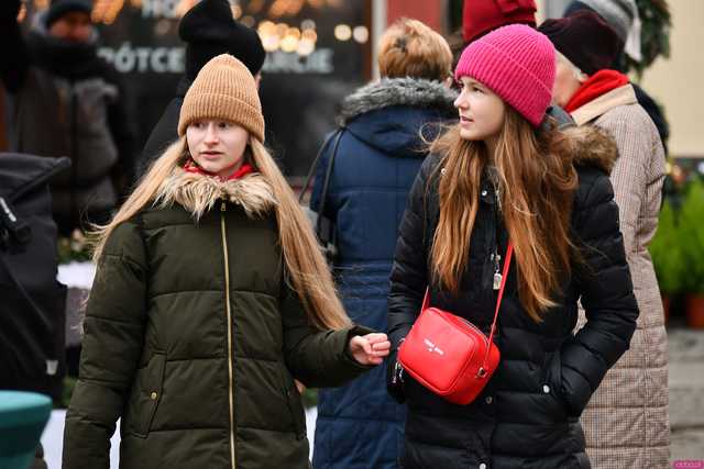 [FOTO] Wizyta św. Mikołaja, wspólne kolędowanie i życzenia. Wigilia Wszystkich Świdniczan zgromadziła mieszkańców na rynku
