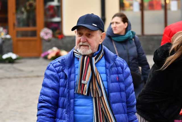 [FOTO] Wizyta św. Mikołaja, wspólne kolędowanie i życzenia. Wigilia Wszystkich Świdniczan zgromadziła mieszkańców na rynku