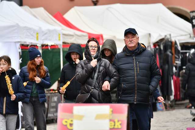 [FOTO] Wizyta św. Mikołaja, wspólne kolędowanie i życzenia. Wigilia Wszystkich Świdniczan zgromadziła mieszkańców na rynku