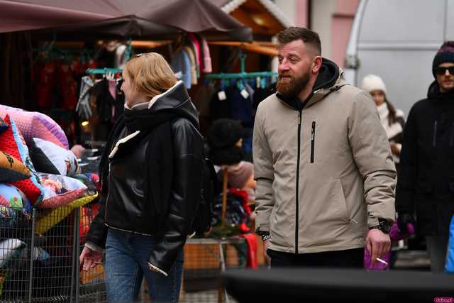 [FOTO] Wizyta św. Mikołaja, wspólne kolędowanie i życzenia. Wigilia Wszystkich Świdniczan zgromadziła mieszkańców na rynku