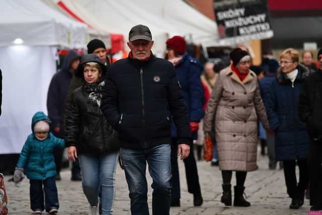 [FOTO] Wizyta św. Mikołaja, wspólne kolędowanie i życzenia. Wigilia Wszystkich Świdniczan zgromadziła mieszkańców na rynku
