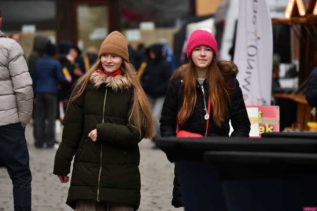 [FOTO] Wizyta św. Mikołaja, wspólne kolędowanie i życzenia. Wigilia Wszystkich Świdniczan zgromadziła mieszkańców na rynku