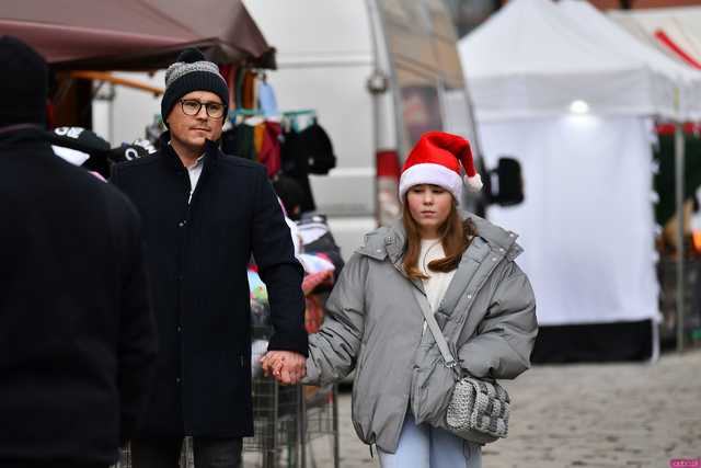 [FOTO] Wizyta św. Mikołaja, wspólne kolędowanie i życzenia. Wigilia Wszystkich Świdniczan zgromadziła mieszkańców na rynku