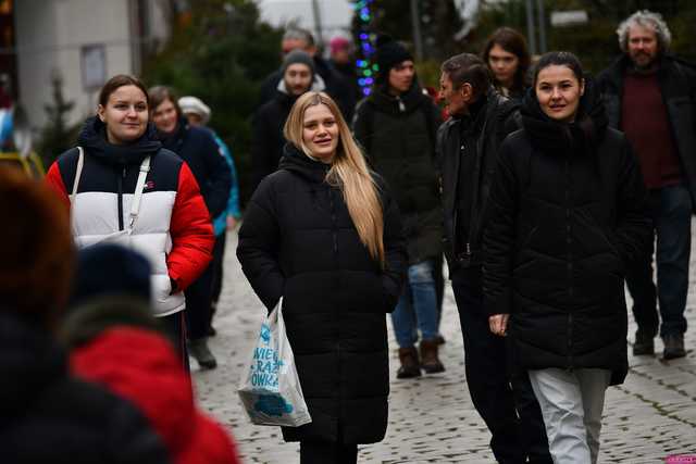 [FOTO] Wizyta św. Mikołaja, wspólne kolędowanie i życzenia. Wigilia Wszystkich Świdniczan zgromadziła mieszkańców na rynku