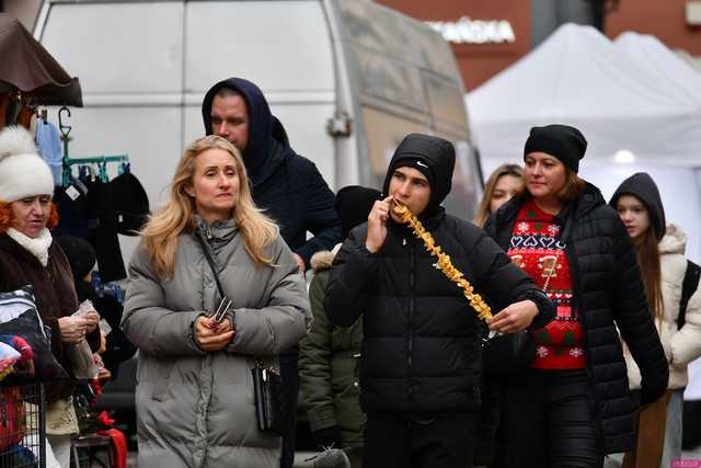 [FOTO] Wizyta św. Mikołaja, wspólne kolędowanie i życzenia. Wigilia Wszystkich Świdniczan zgromadziła mieszkańców na rynku