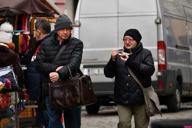 [FOTO] Wizyta św. Mikołaja, wspólne kolędowanie i życzenia. Wigilia Wszystkich Świdniczan zgromadziła mieszkańców na rynku