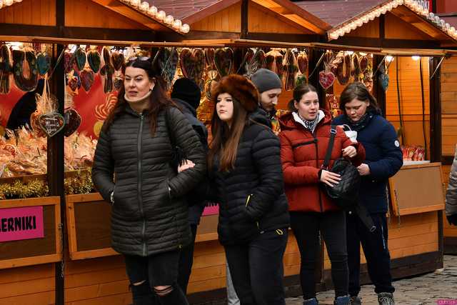 [FOTO] Wizyta św. Mikołaja, wspólne kolędowanie i życzenia. Wigilia Wszystkich Świdniczan zgromadziła mieszkańców na rynku