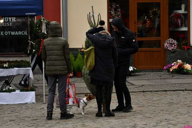 [FOTO] Wizyta św. Mikołaja, wspólne kolędowanie i życzenia. Wigilia Wszystkich Świdniczan zgromadziła mieszkańców na rynku