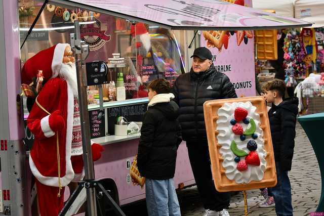 [FOTO] Wizyta św. Mikołaja, wspólne kolędowanie i życzenia. Wigilia Wszystkich Świdniczan zgromadziła mieszkańców na rynku