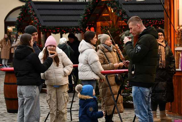[FOTO] Wizyta św. Mikołaja, wspólne kolędowanie i życzenia. Wigilia Wszystkich Świdniczan zgromadziła mieszkańców na rynku
