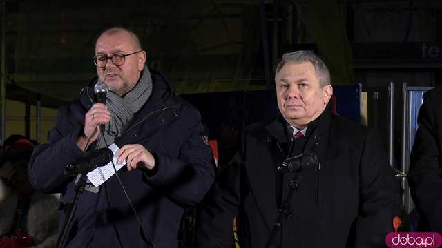 [FOTO] Wizyta św. Mikołaja, wspólne kolędowanie i życzenia. Wigilia Wszystkich Świdniczan zgromadziła mieszkańców na rynku