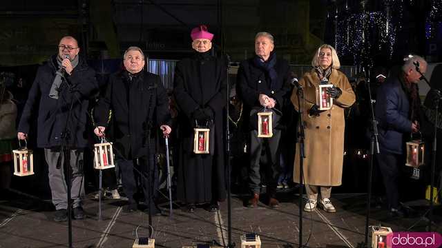 [FOTO] Wizyta św. Mikołaja, wspólne kolędowanie i życzenia. Wigilia Wszystkich Świdniczan zgromadziła mieszkańców na rynku