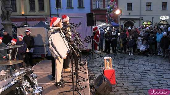 [FOTO] Wizyta św. Mikołaja, wspólne kolędowanie i życzenia. Wigilia Wszystkich Świdniczan zgromadziła mieszkańców na rynku