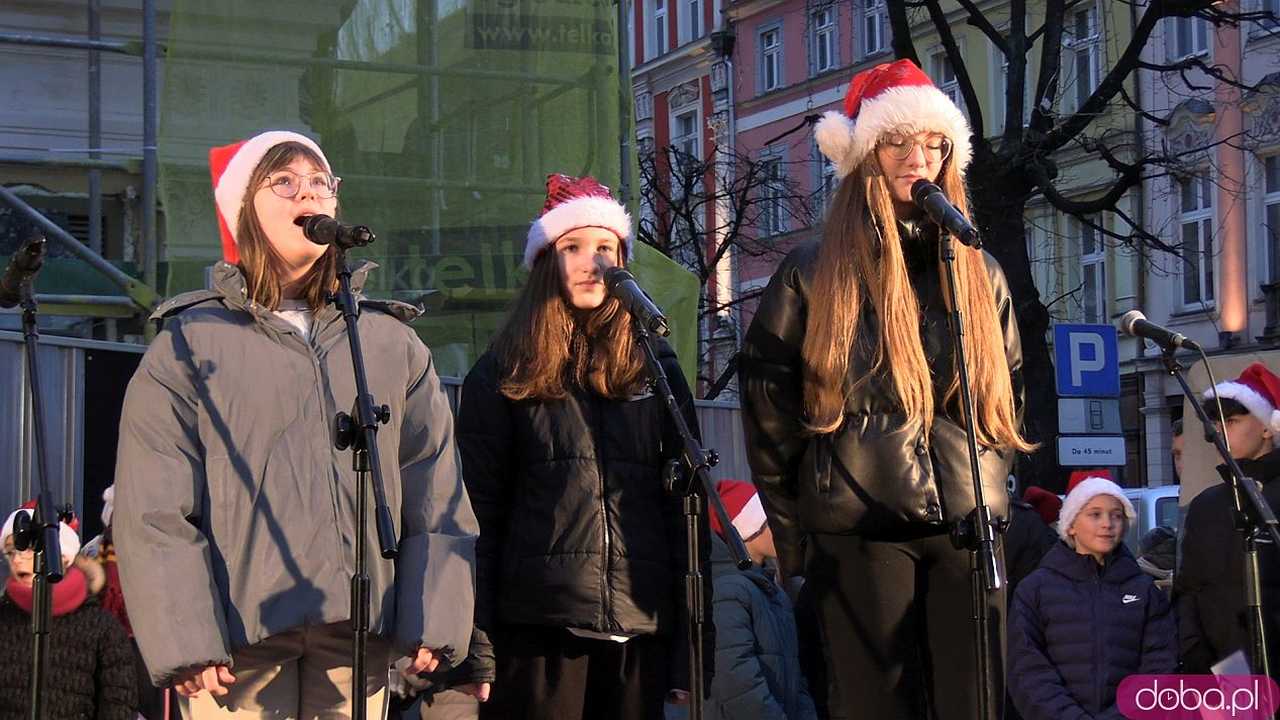 [FOTO] Wizyta św. Mikołaja, wspólne kolędowanie i życzenia. Wigilia Wszystkich Świdniczan zgromadziła mieszkańców na rynku
