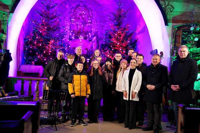 [FOTO] Tradycyjne polskie kolędy w wykonaniu najmłodszych. Za nami Koncert Świąteczny w Lutomi Dolnej