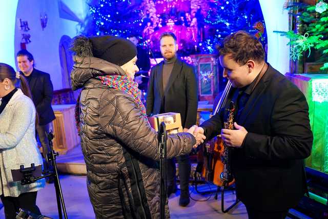 [FOTO] Tradycyjne polskie kolędy w wykonaniu najmłodszych. Za nami Koncert Świąteczny w Lutomi Dolnej