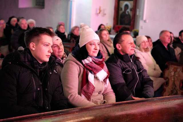 [FOTO] Tradycyjne polskie kolędy w wykonaniu najmłodszych. Za nami Koncert Świąteczny w Lutomi Dolnej