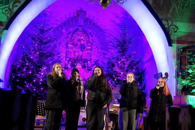 [FOTO] Tradycyjne polskie kolędy w wykonaniu najmłodszych. Za nami Koncert Świąteczny w Lutomi Dolnej