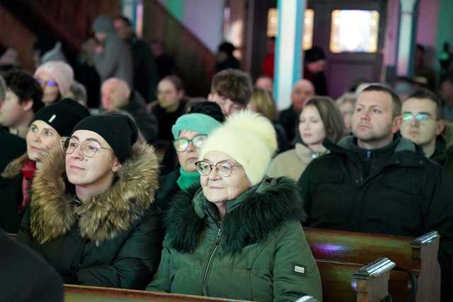 [FOTO] Tradycyjne polskie kolędy w wykonaniu najmłodszych. Za nami Koncert Świąteczny w Lutomi Dolnej