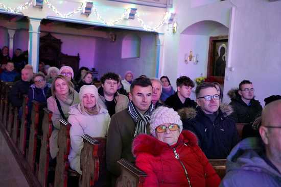 [FOTO] Tradycyjne polskie kolędy w wykonaniu najmłodszych. Za nami Koncert Świąteczny w Lutomi Dolnej