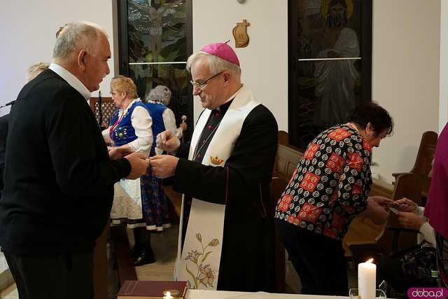 [FOTO] Msza, ciepły posiłek, łamanie się opłatkiem. Wigilia dla Bezdomnych w Schronisku św. Brata Alberta 