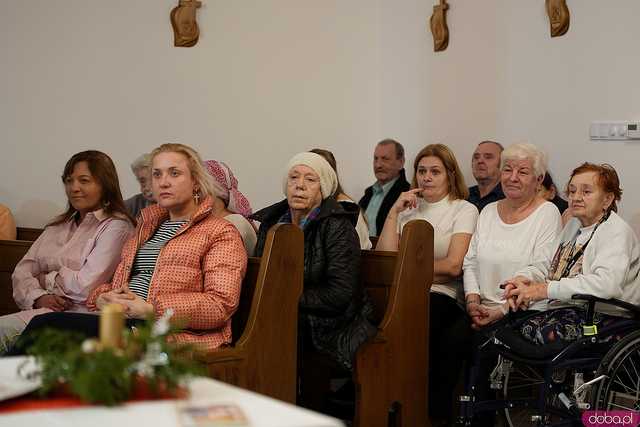 [FOTO] Msza, ciepły posiłek, łamanie się opłatkiem. Wigilia dla Bezdomnych w Schronisku św. Brata Alberta 