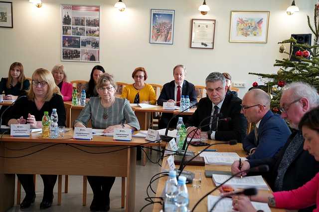 Radni jednogłośnie uchwalili budżet gminy Świdnica. Ile wyniesie deficyt? Jakie inwestycje planuje gmina? [SZCZEGÓŁY]