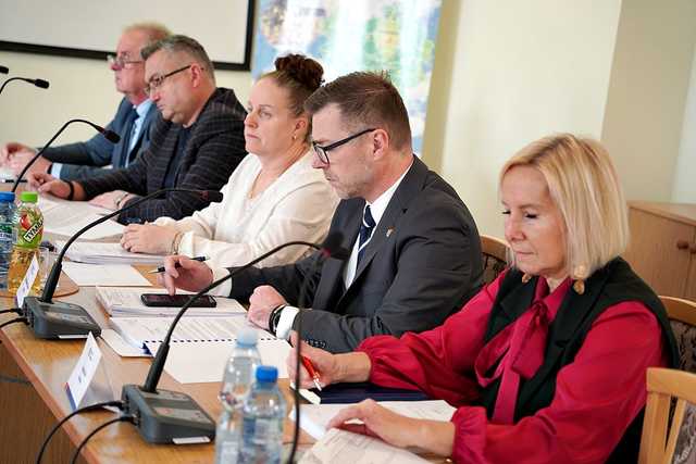 Radni jednogłośnie uchwalili budżet gminy Świdnica. Ile wyniesie deficyt? Jakie inwestycje planuje gmina? [SZCZEGÓŁY]