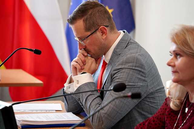 Radni jednogłośnie uchwalili budżet gminy Świdnica. Ile wyniesie deficyt? Jakie inwestycje planuje gmina? [SZCZEGÓŁY]