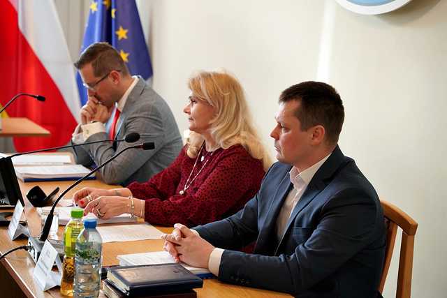 Radni jednogłośnie uchwalili budżet gminy Świdnica. Ile wyniesie deficyt? Jakie inwestycje planuje gmina? [SZCZEGÓŁY]