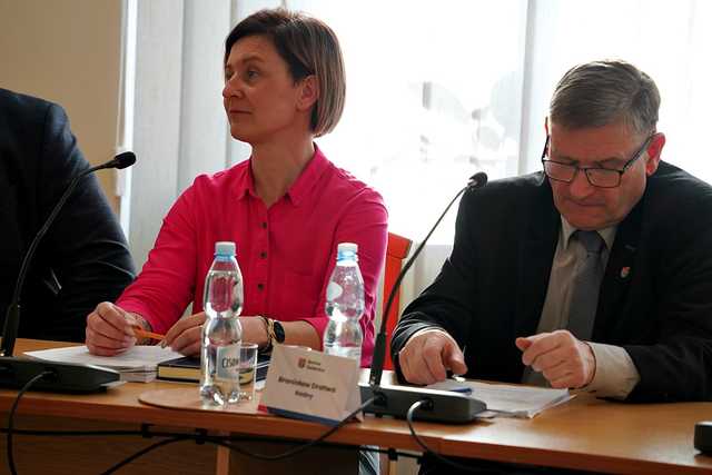 Radni jednogłośnie uchwalili budżet gminy Świdnica. Ile wyniesie deficyt? Jakie inwestycje planuje gmina? [SZCZEGÓŁY]