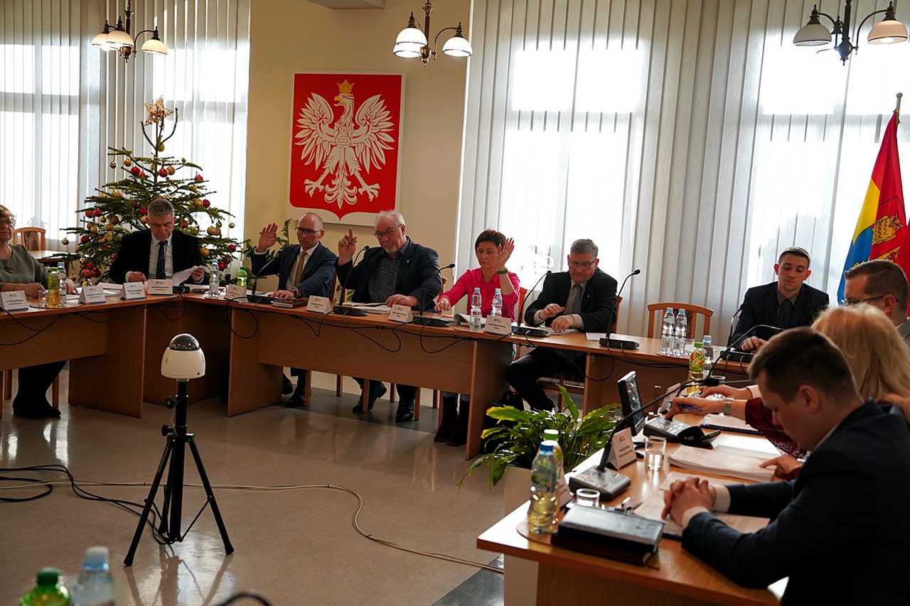 Radni jednogłośnie uchwalili budżet gminy Świdnica. Ile wyniesie deficyt? Jakie inwestycje planuje gmina? [SZCZEGÓŁY]