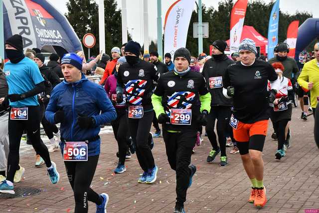 [WIDEO/DUŻO ZDJĘĆ/WYNIKI] Prawie 600 biegaczy na starcie! Wystartowali w 8. Świdnickim Biegu Noworocznym Zupbadura