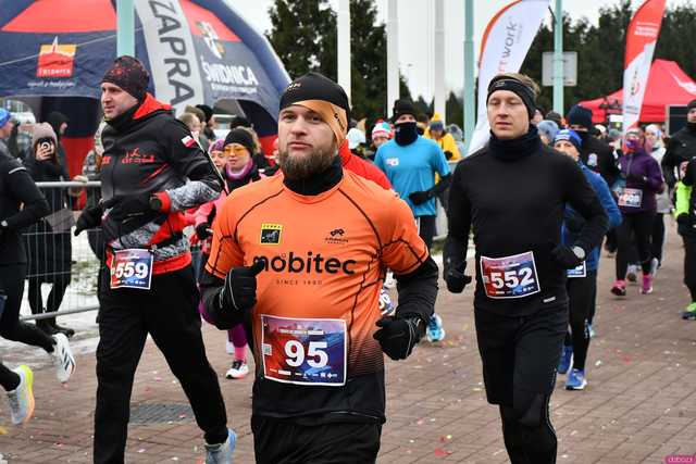 [WIDEO/DUŻO ZDJĘĆ/WYNIKI] Prawie 600 biegaczy na starcie! Wystartowali w 8. Świdnickim Biegu Noworocznym Zupbadura