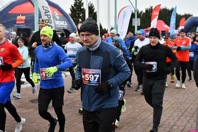 [WIDEO/DUŻO ZDJĘĆ/WYNIKI] Prawie 600 biegaczy na starcie! Wystartowali w 8. Świdnickim Biegu Noworocznym Zupbadura