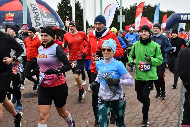 [WIDEO/DUŻO ZDJĘĆ/WYNIKI] Prawie 600 biegaczy na starcie! Wystartowali w 8. Świdnickim Biegu Noworocznym Zupbadura